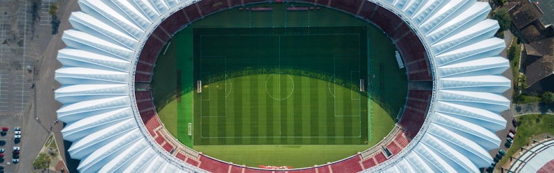 足球新星在比赛中带球突破