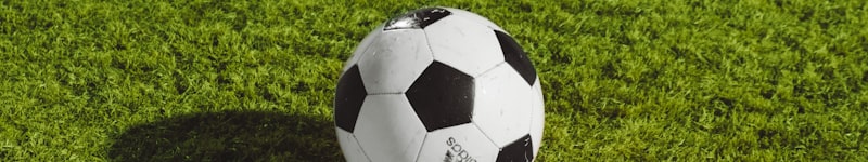 足球运动员在训练中射门的精彩瞬间